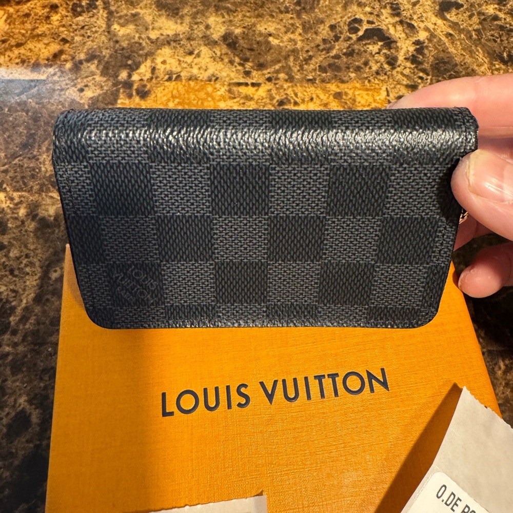 Louis Vuitton Vertical Zipper Walllet.8/10